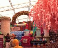 Instalación de globos multicolores inspirada en una fábrica de chocolate