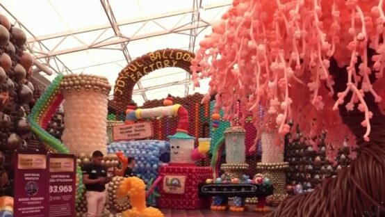 Instalación de globos multicolores inspirada en una fábrica de chocolate