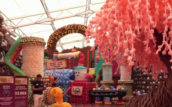 Instalación de globos multicolores inspirada en una fábrica de chocolate