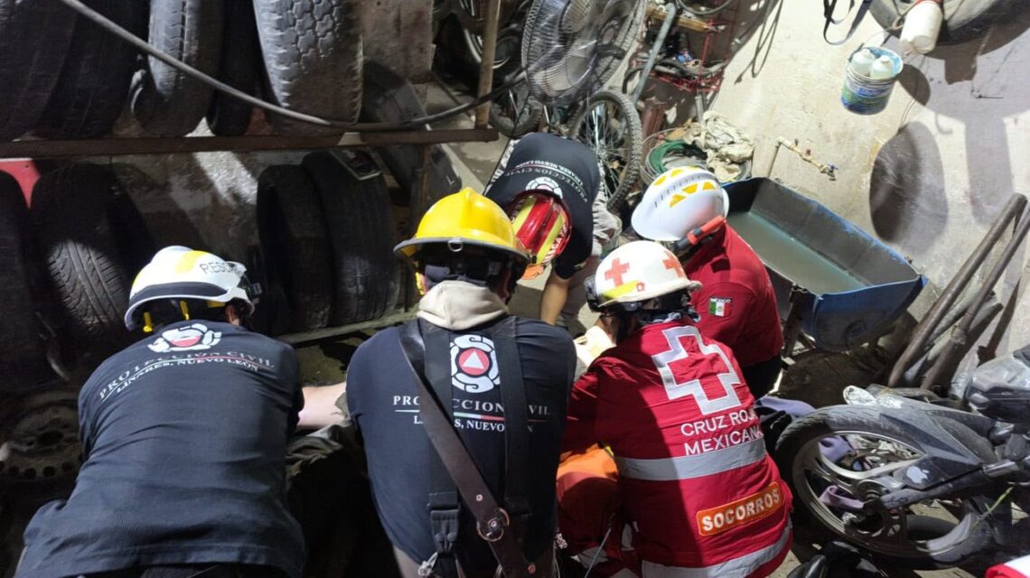 Paramédicos de Cruz Roja y Protección Civil atienden una emergencia en una vulcanizadora de Linares, octubre 2026