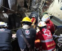 Paramédicos de Cruz Roja y Protección Civil atienden una emergencia en una vulcanizadora de Linares, octubre 2026