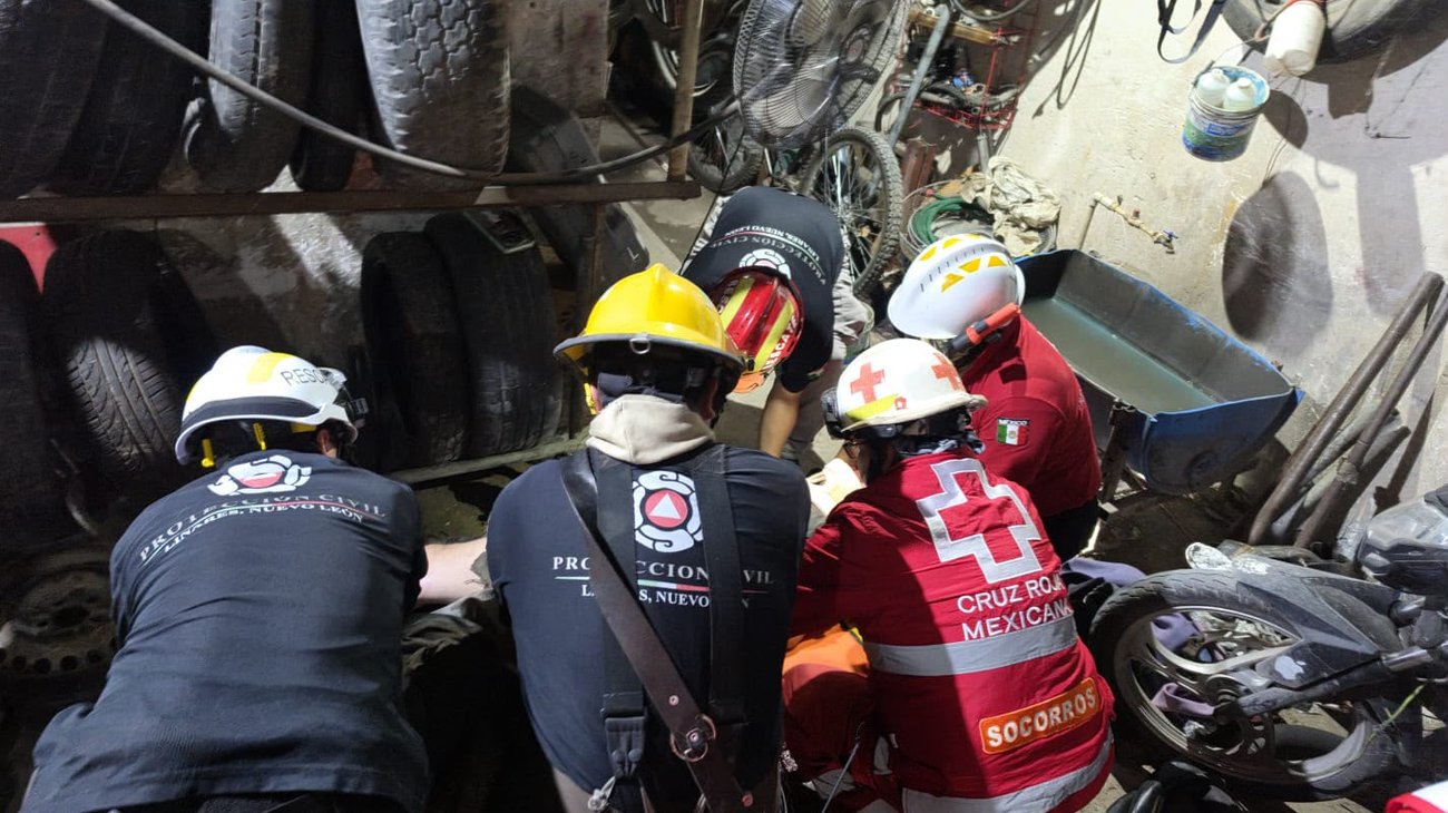 Paramédicos de Cruz Roja y Protección Civil atienden una emergencia en una vulcanizadora de Linares, octubre 2026