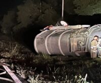 Bomberos trabajan junto a un autotanque volcado en la Carretera Nacional, Linares, en octubre de 2026