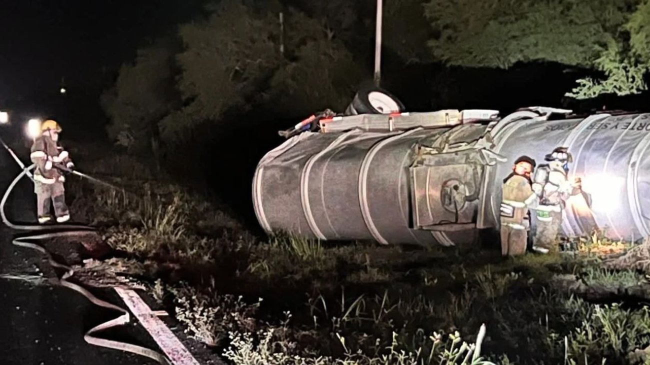 Bomberos trabajan junto a un autotanque volcado en la Carretera Nacional, Linares, en octubre de 2026